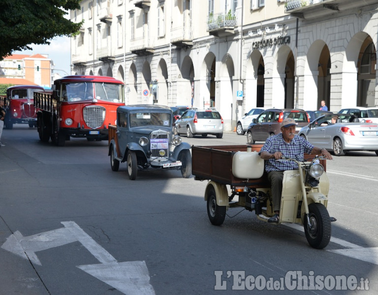 Pinerolo raduno in piazza camion storici