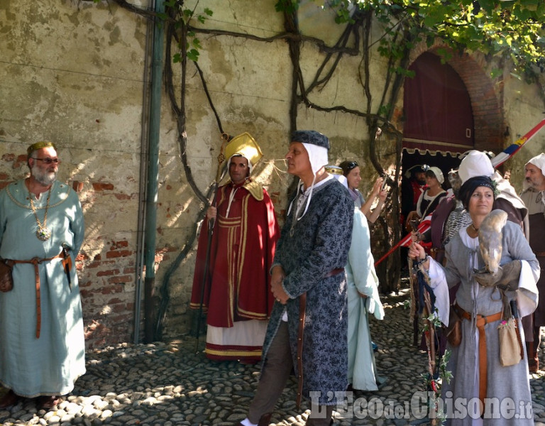 Il Castello di Nichelino si apre per la sfilata in costume del Conte Occelli