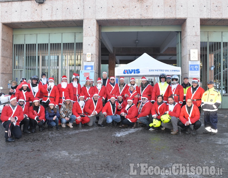 Pinerolo, i Babbo Natale, e il Vescovo, per i bambini malati