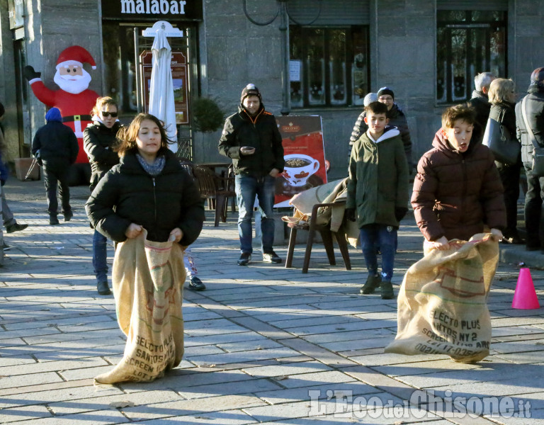 Vinovo: una domenica di iniziative natalizie, dalla corsa dei Babbi Natale al coro delle voci bianche