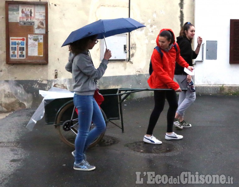 Piobesi: i giovani volontari della Caritas e la raccolta per le case del paese