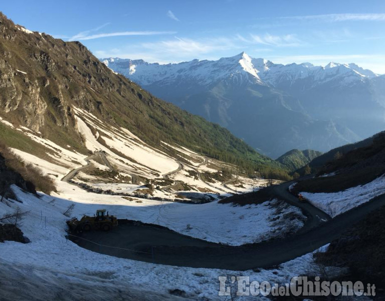 Colle delle Finestre: il buongiorno dalla vetta ed inizia la risalita del pubblico