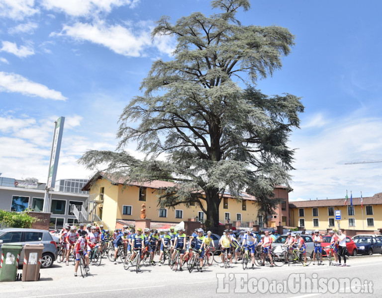 Cicloturisti tra Val Pellice e pianura