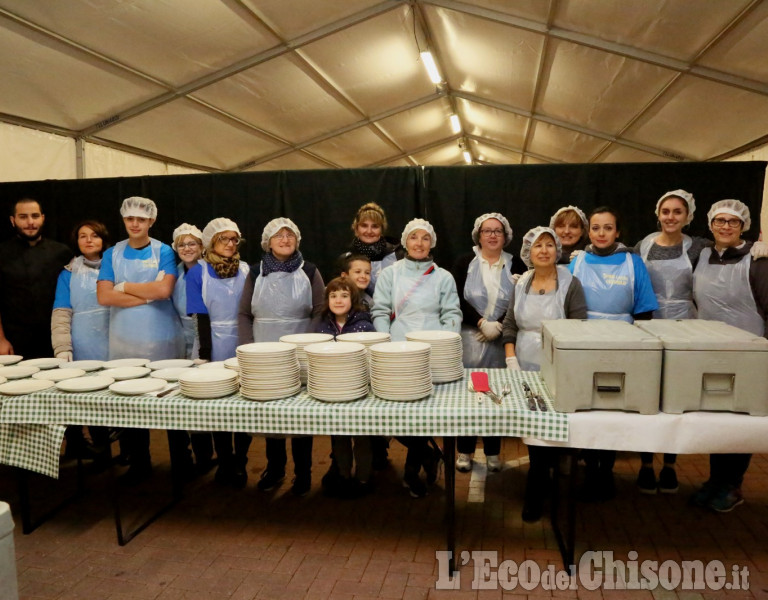 Candiolo: fiera di S. Martino, cena organizzata dai commercianti sotto il tendone