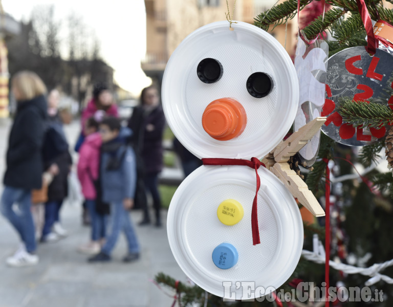 A Luserna i bimbi addobbano l&#039;Albero di Natale