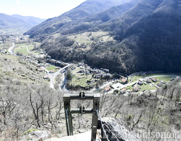 Volo del Dahu: primo cavo sopra Pomaretto con l&#039;elicottero