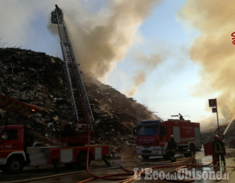 Incendio ex Annovati di Frossasco: le immagini delle operazioni di spegnimento