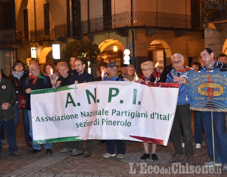 Pinerolo, fiaccolata Anpi in centro