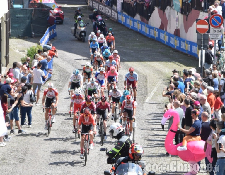 Il primo passaggio del Giro a Pinerolo: via Principi d&#039;Acaja 