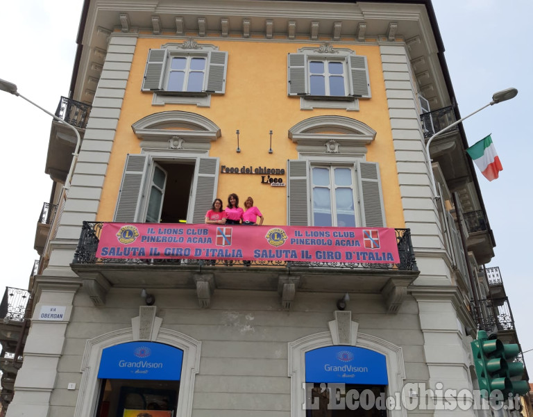 Giro d&#039;Italia: a caccia di autografi alla partenza della Pinerolo-Ceresole Reale