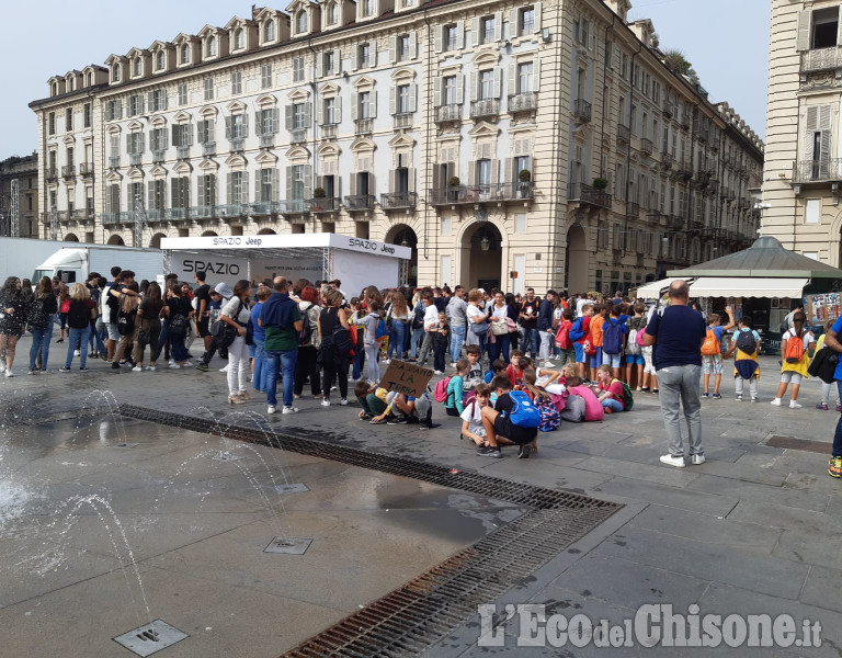 Emergenza clima: a Torino manifestano migliaia di giovani 