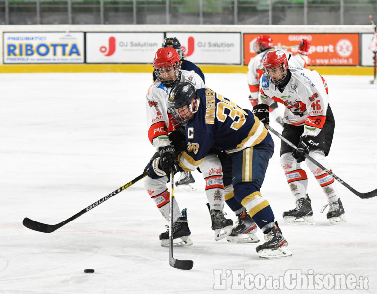 Hockey ghiaccio amichevole tra Bulldogs e college statunitense