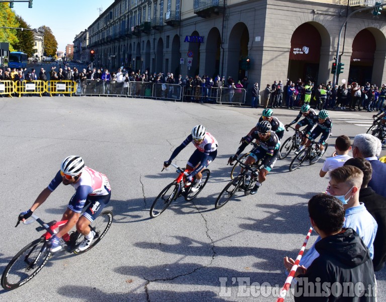 Giro d'Italia, il transito a Pinerolo verso il Sestriere