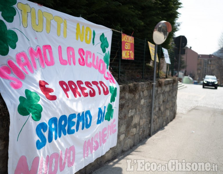 Proteste per tornare a scuola: le immagini da Perosa, Pomaretto, Fenestrelle e Pragelato