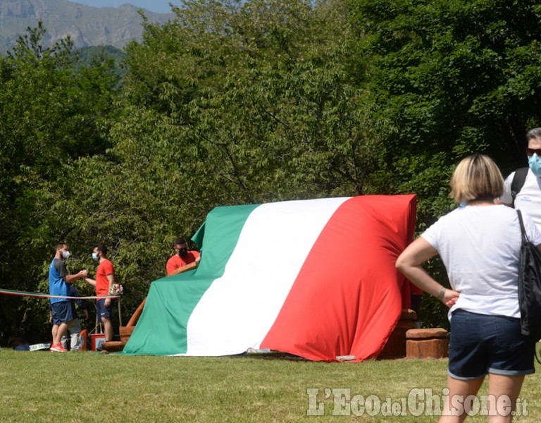 Perosa in festa al taglio del nastro della panchina gigante