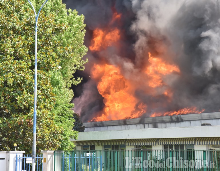 Roletto: Incendio alla fabbrica di vernici Cia 