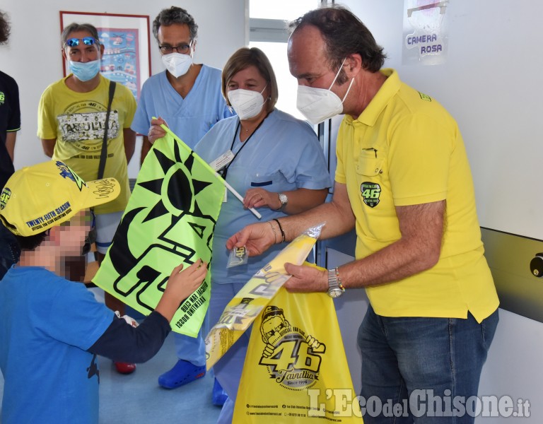 Lo staff di Valentino Rossi visita la Pediatria dell'Ospedale di Pinerolo