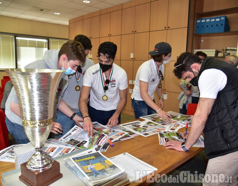 I giocatori della Valpellice Bulldogs in redazione con il trofeo di vincitori