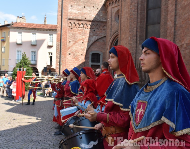 Pinerolo:Per la fiera gli sbandieratori di Asti e i giochi per bambini in piazza