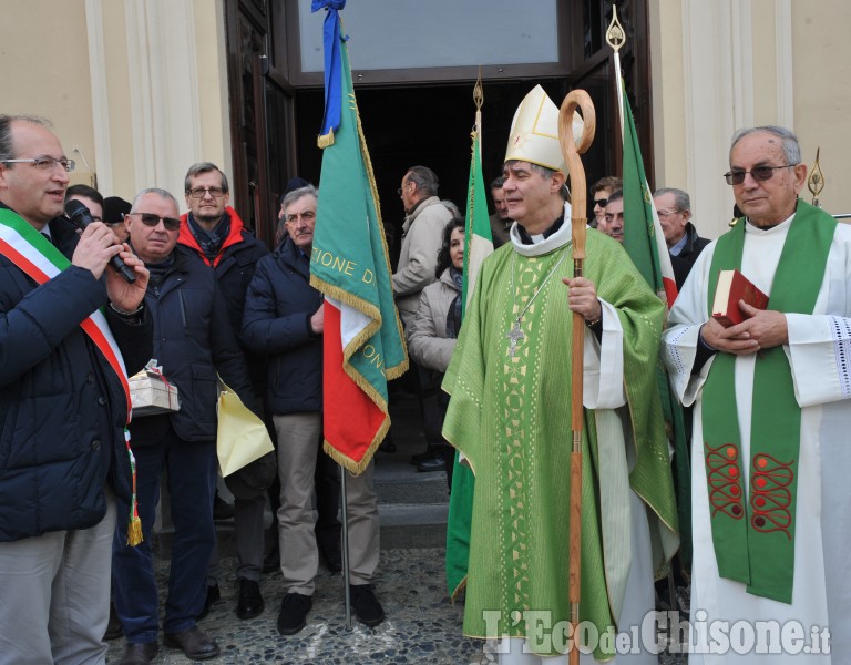 Cavour in festa per la visita dell’arcivescovo Repole