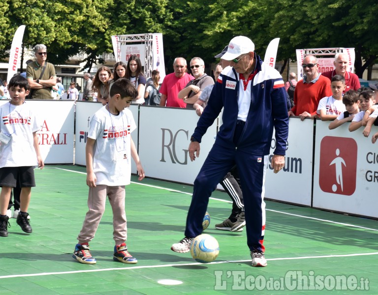 Pinerolo:Un campione per amico in piazza fontana 