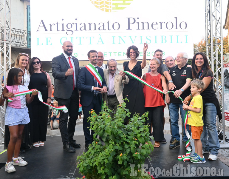 Pinerolo, inaugurazione mostra dell'Artigianato in piazza Facta