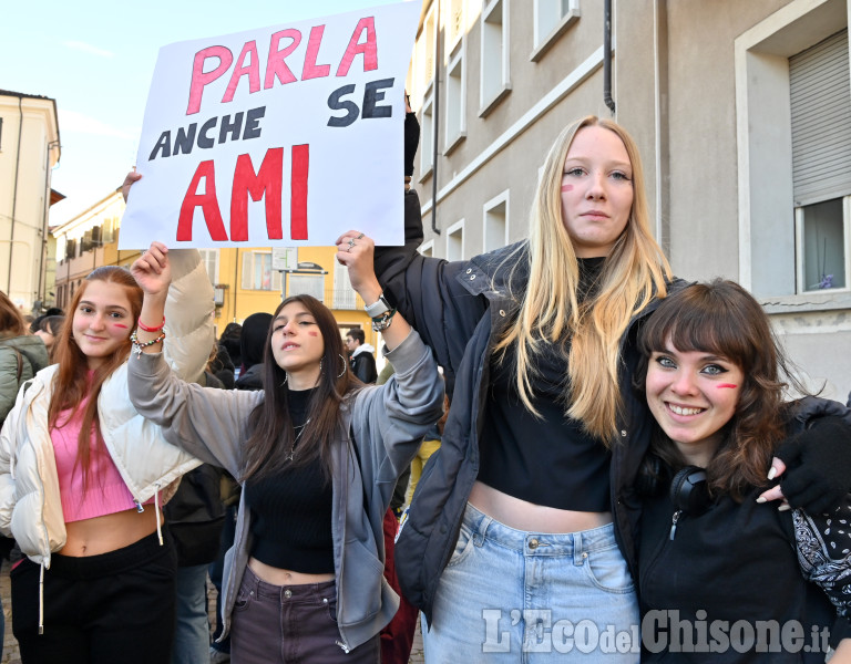 Pinerolo:Corteo del 25 novembre ,si celebra la Giornata mondiale contro la violenza sulle donne