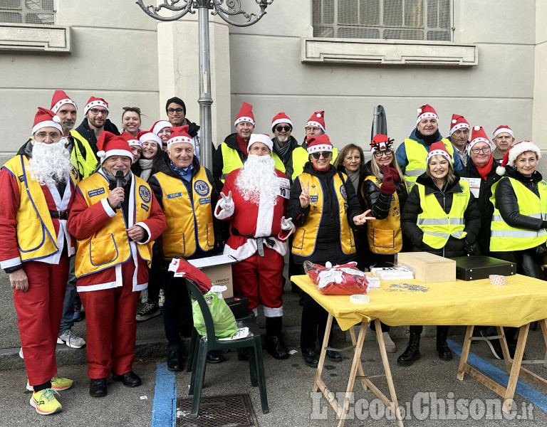 Pinerolo: La camminata dei Babbi Natale