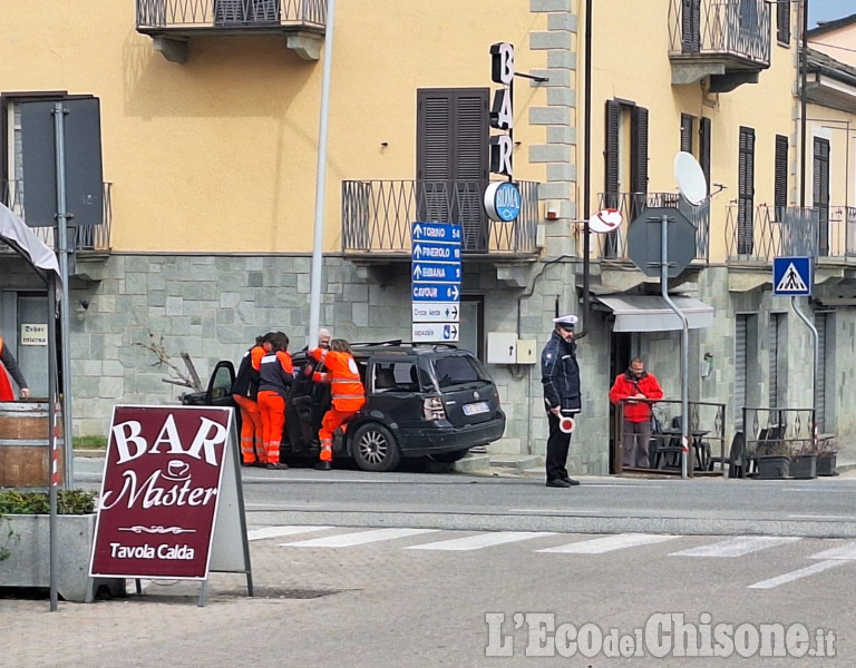 Bagnolo: incidente in centro, una persona incastrata in auto