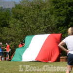 Perosa in festa al taglio del nastro della panchina gigante