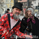 Pinerolo la Befana saluta i bambini nel centro