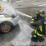 Nichelino: auto in fiamme in via Torino, l'intervento dei Vigili del fuoco