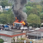 Orbassano: bus in fiamme alla fermata davanti all'ospedale san Luigi