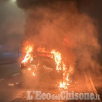 Beinasco: finisce contro la rotonda di Borgo Melano, poi l'auto prende fuoco