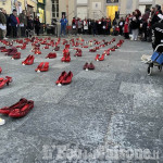 A Bruino scarpette rosse in piazza per dire "no" alla violenza sulle donne