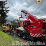 Giaveno: autocarro in bilico in strada Maddalena, l’intervento dei Vigili del fuoco