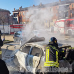 Beinasco: fiamme all'auto in sosta, il proprietario la sposta e si ustiona