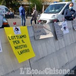 Al mercato di Orbassano la protesta degli operatori non alimentari: «Così non possiamo andare avanti» 