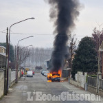 Vinovo: auto in fiamme in via Trieste, l'intervento dei Vigili del fuoco