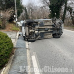 Giaveno: auto ribaltata in via Selvaggio, ferito il conducente