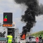 Auto in fiamme sull'autostrada tra Volvera e Gerbole