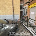 Beinasco: malore al volante, anziano finisce contro l’ingresso del comando di Polizia locale