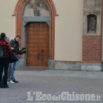 Una troupe televisiva nel centro storico di Pinerolo