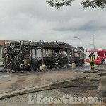 Virle: autobus divorato dalle fiamme nella zona industriale