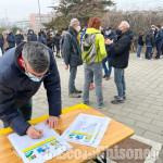 Pinerolo: sit-in di protesta davanti all piscina, impianti vessati dalle bollette