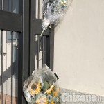 Omicidio di Piossasco: mazzi di fiori e un ciondolo con una bici davanti alla casa dell'architetto ucciso