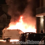 Villar Perosa: tre auto e un furgone in fiamme in via Roma