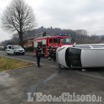 Pinerolo: auto ribaltata in viale della Porporata, chiusa al momento la strada.