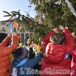 A Luserna acceso il grande albero: i bimbi pensano ai decori