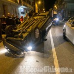 Pauroso incidente a Nichelino: auto inseguita dai Carabinieri travolge una Punto che si ribalta